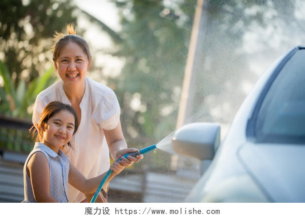 女孩母亲母女微笑母女洗车一起洗车